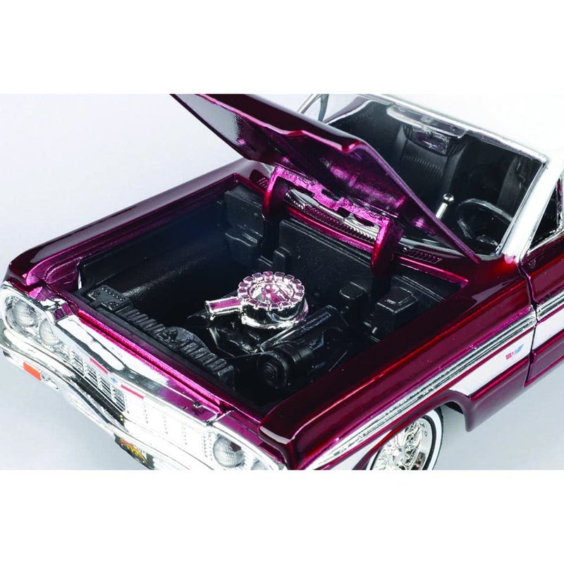 موتورماكس سيارة شيفروليه إمبالا لو رايدر موديل 1964، ذات سقف صلب، لون أحمر معدني لامع مع سقف أبيض، من سلسلة "جيت لو"، بمقياس 1/24، نموذج مصغر من المعدن المصبوب من إنتاج شركة موتورماكس (رقم الموديل 79021). - Image 5